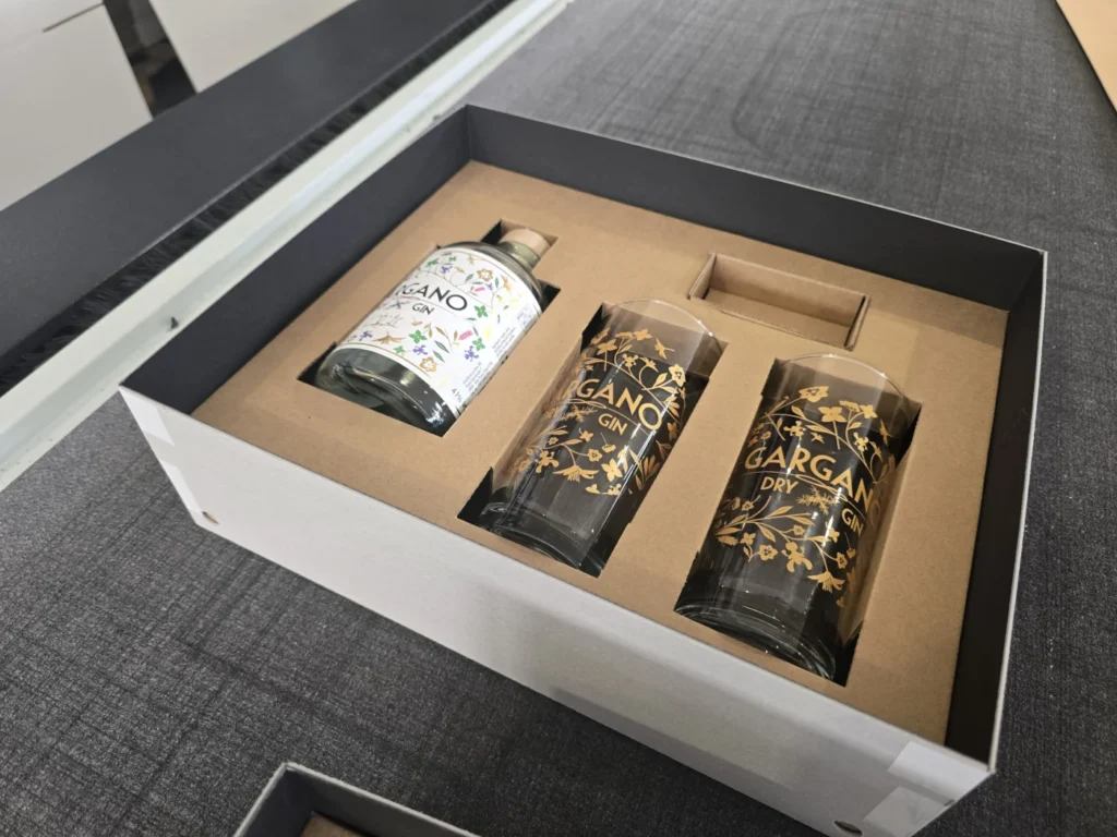 Mikrowellpappe in Kraftpapieroptik: eine Präsentationsfläche mit Aussparungen für eine Flasche und zwei Gläser sowie einer zusätzlichen Aufnahme.